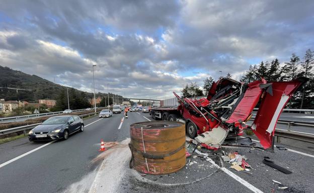 Herido Grave Un Camionero Por Un Accidente En La A 8 Que Ha Provocado